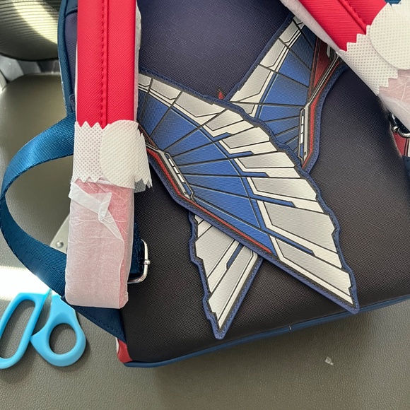 Captain America loungefly backpack - Picture 4 of 6